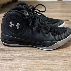 Size 6 Under Armour Basketball Shoes